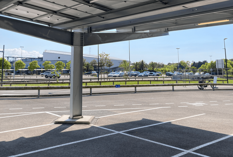 Réalisation de 459 kWc d’ombrières photovoltaïques sur le parking de l’aéroport